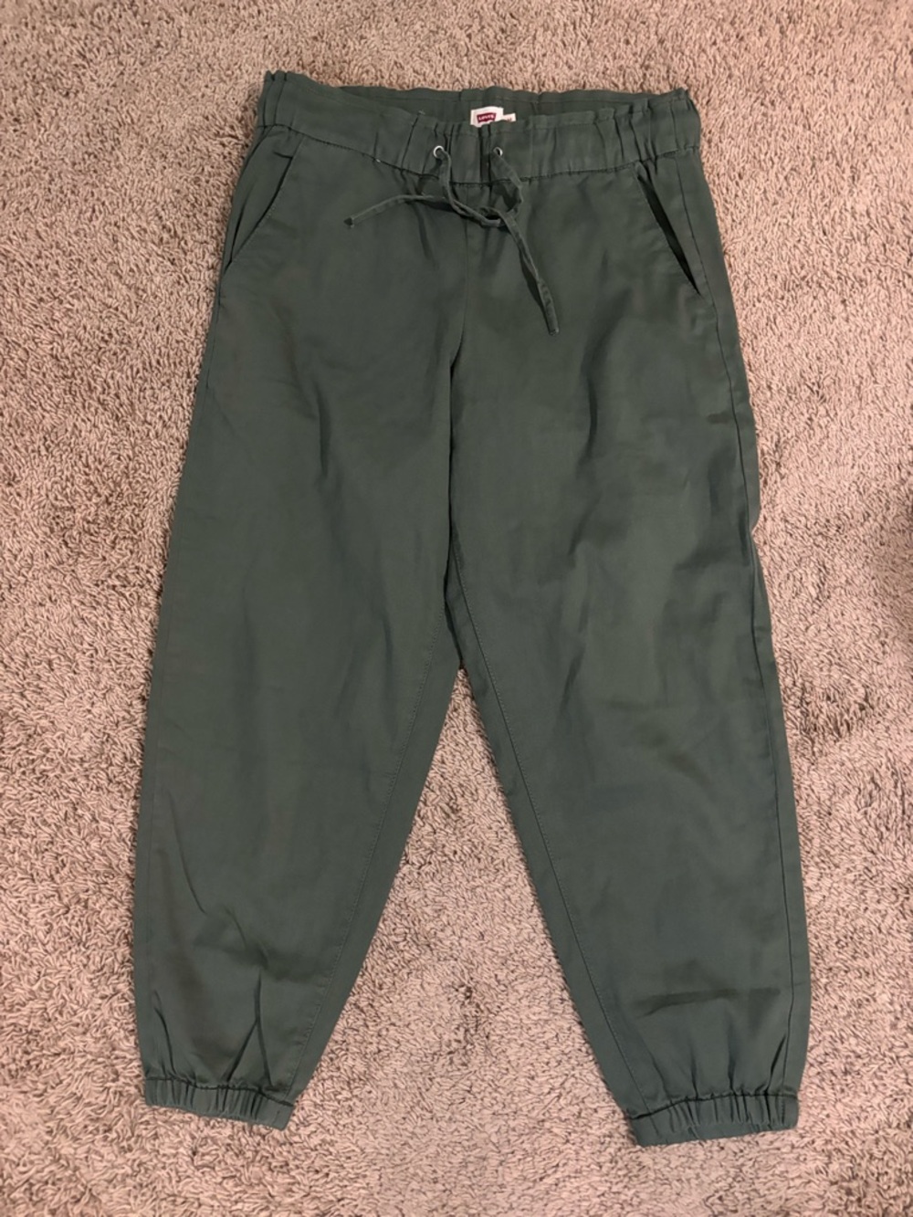 Levi off duty HR baggy jogger in olive green. Size medium NWOT 25.5 inseam